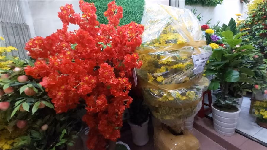 Chơi hoa giả cũng là một nghệ thuật và phải biết cách bài trí để phù hợp với phong thủy. Ảnh: Huân Cao