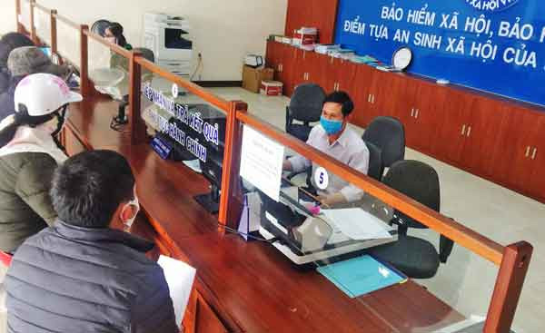 Bảo hiểm xã hội huyện Kbang hỗ trợ người dân làm thủ tục mua thẻ BHYT