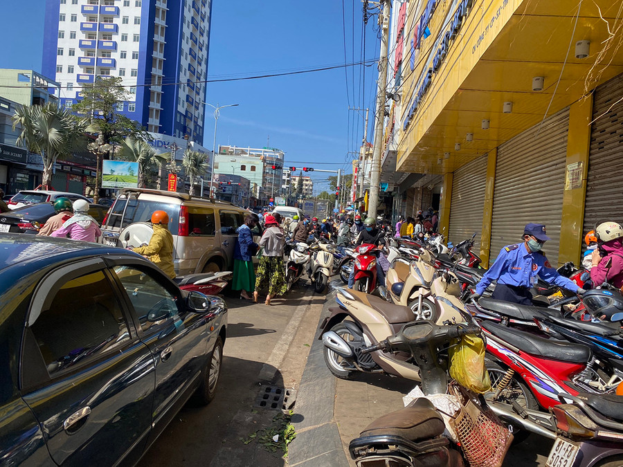 Càng về trưa, dòng người đổ về các tiệm vàng mua càng đông. Bãi đậu xe của tiệm vàng Vĩnh Thạnh (đường Trần Phú) đã chật kín chỗ. Càng về trưa, dòng người đổ về các tiệm vàng mua sắm rất đông. Bãi đậu xe của tiệm vàng Vĩnh Thạnh chật kín chỗ