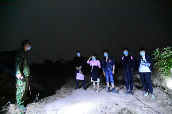 Các đối tượng nhập cảnh trái phép bị lực lượng chức năng bắt giữ Các đối tượng nhập cảnh trái phép bị lực lượng chức năng bắt giữ