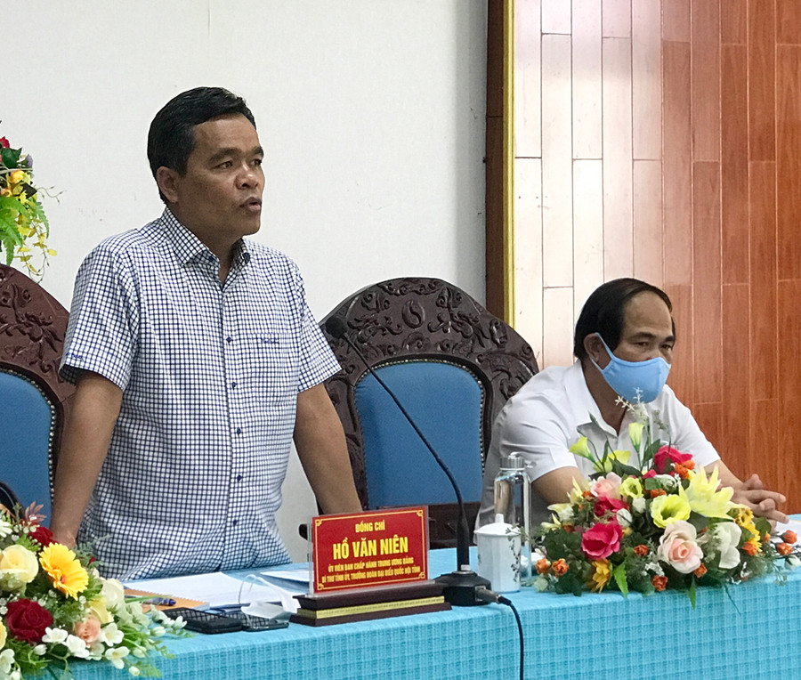  Đồng chí Hồ Văn Niên-Ủy viên Ban Chấp hành Trung ương Đảng, Bí thư Tỉnh ủy, Trưởng đoàn đại biểu Quốc hội tỉnh chủ trì và chỉ đạo tại buổi làm việc. Ảnh: Hà Duy