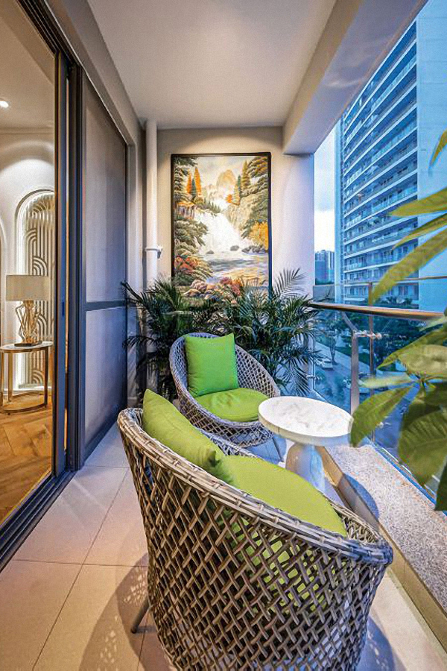  Không gian logia bên ngoài phòng khách là chỗ thư giãn, ngắm phố phường.