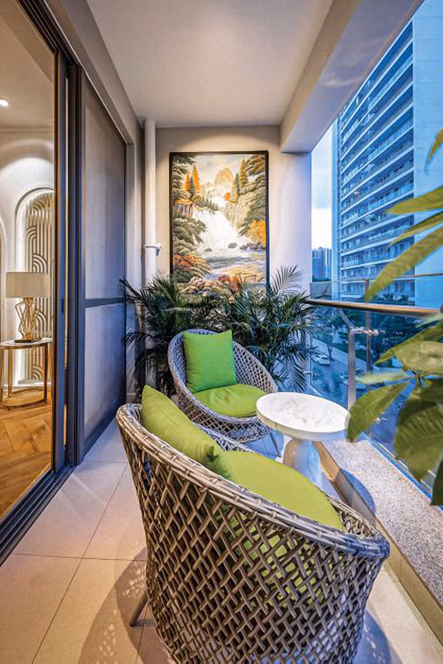  Không gian logia bên ngoài phòng khách là chỗ thư giãn, ngắm phố phường.