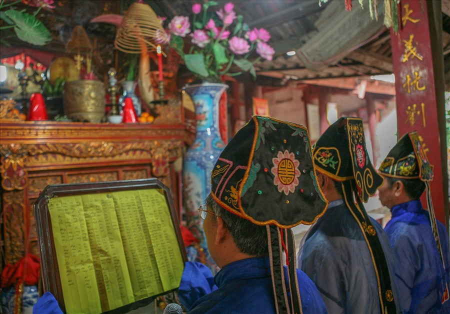Các bô lão đọc lời khấn cầu mong xóm làng yên vui, mùa màng bội thu trong năm tới. Ảnh tư liệu của Trịnh Thông Thiện.
