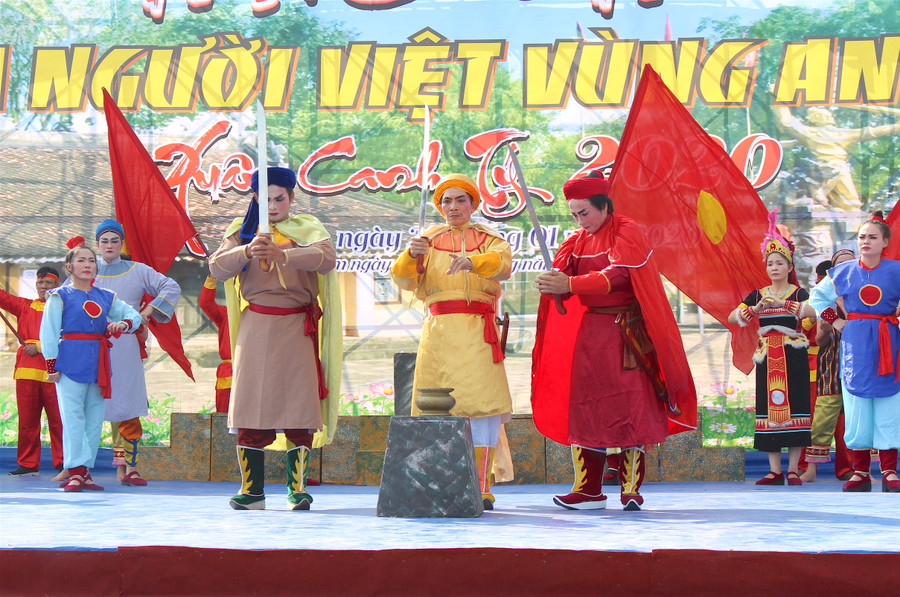 Năm nào, trong khuôn khổ lễ kỷ niệm, hoạt cảnh chiêu binh tụ nghĩa và những chiến thắng vang dội của nghĩa quân Tây Sơn cũng được tái hiện sinh động phục vụ du khách gần xa. Ảnh: Hồng Thi