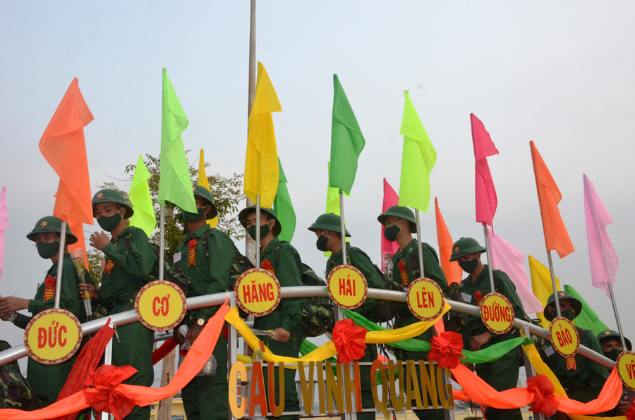  Thanh niên huyện Đức Cơ bước qua cầu vinh quang để lên đường nhập ngũ. Ảnh: Vĩnh Hoàng