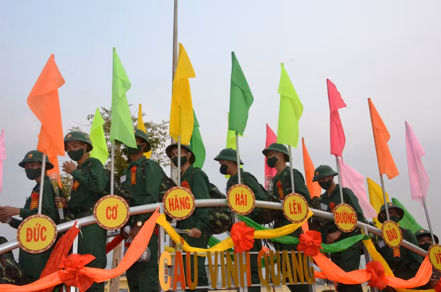  Thanh niên huyện Đức Cơ bước qua cầu vinh quang để lên đường nhập ngũ. Ảnh: Vĩnh Hoàng