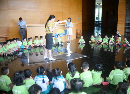 Nhân viên ExploraScience Quy Nhơn giới thiệu, truyền tải các kiến thức khoa học cho các em thiếu nhi