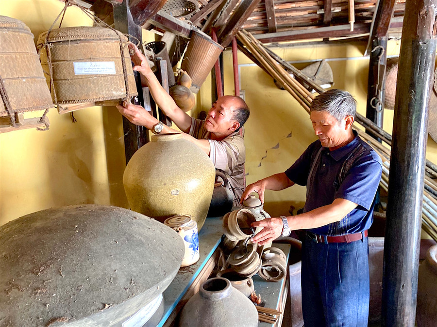 Ông Nguyễn Sơn (bìa phải; phường An Phú, thị xã An Khê) và người dân trong vùng vẫn từng ngày bảo tồn “kho báu” vô giá của anh em Tây Sơn trên đất Thượng đạo. Ảnh: Hồng Thi