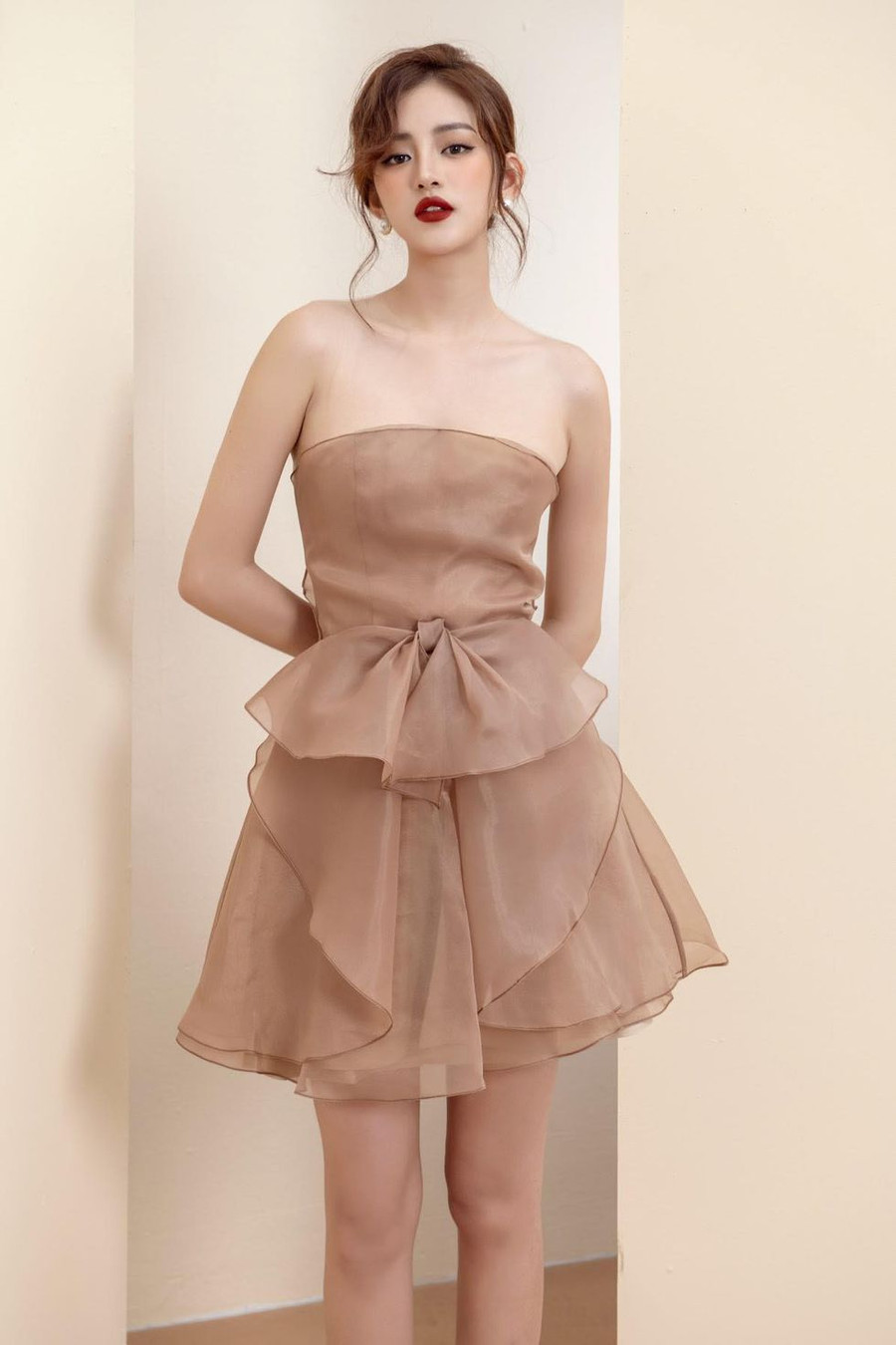 Bước vào nghề khá sớm khiến Trâm Ngô gặp không ít khó khăn, tuy nhiên, người đẹp sinh năm 1999 chưa từng nghĩ sẽ từ bỏ đam mê nghệ thuật. Hiện tại, nữ diễn viên đang sinh sống tại TP.HCM. Trong một bài phỏng vấn năm 2019, cô cho biết bản thân luôn chú ý đến mọi thứ khi xuất hiện trước công chúng từ ngoại hình đến phát ngôn...- Ảnh: NVCC