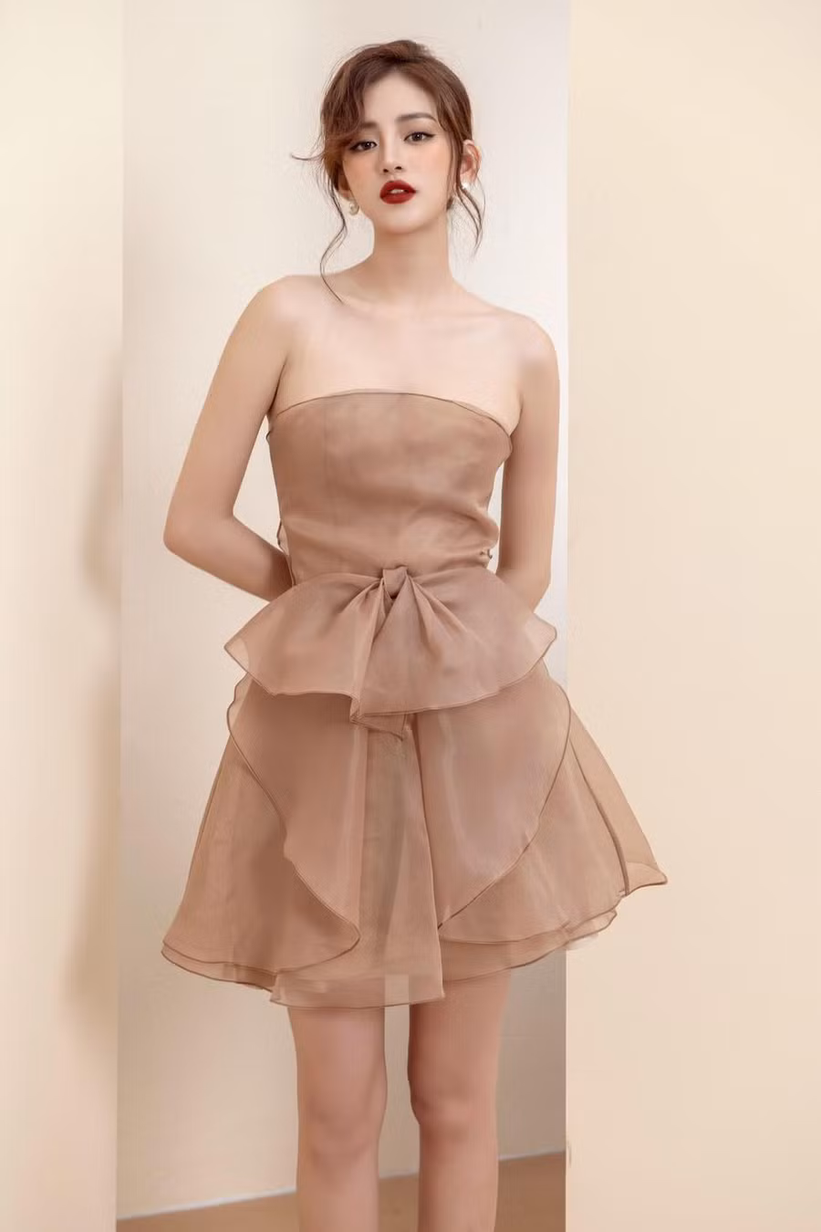 Bước vào nghề khá sớm khiến Trâm Ngô gặp không ít khó khăn, tuy nhiên, người đẹp sinh năm 1999 chưa từng nghĩ sẽ từ bỏ đam mê nghệ thuật. Hiện tại, nữ diễn viên đang sinh sống tại TP.HCM. Trong một bài phỏng vấn năm 2019, cô cho biết bản thân luôn chú ý đến mọi thứ khi xuất hiện trước công chúng từ ngoại hình đến phát ngôn...- Ảnh: NVCC