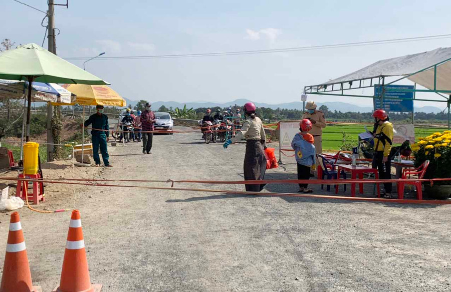 Chốt kiểm dịch trên cầu Quý Đức (đoạn tiếp giáp giữa thị xã Ayun Pa và huyện Ia Pa) vẫn duy trì hoạt động kiểm soát người và phương tiện qua lại. Ảnh: Vũ Chi