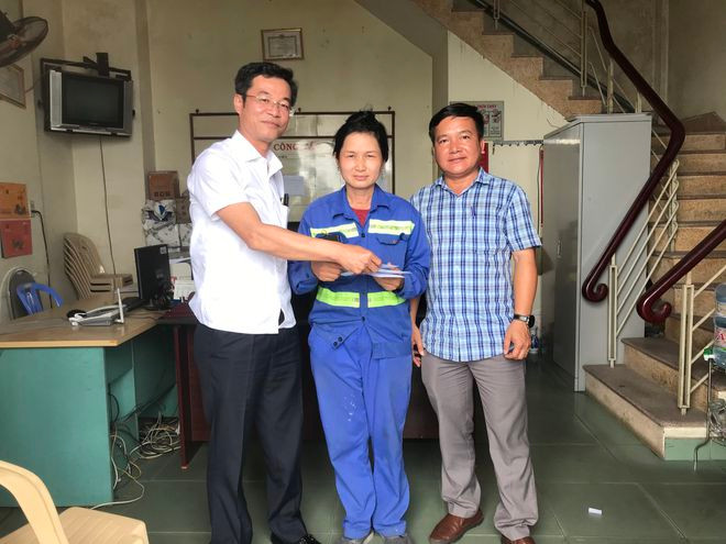 Bà Dư Thị Bé được biểu dương, thưởng nóng - ẢNH: NGUYỄN TÚ