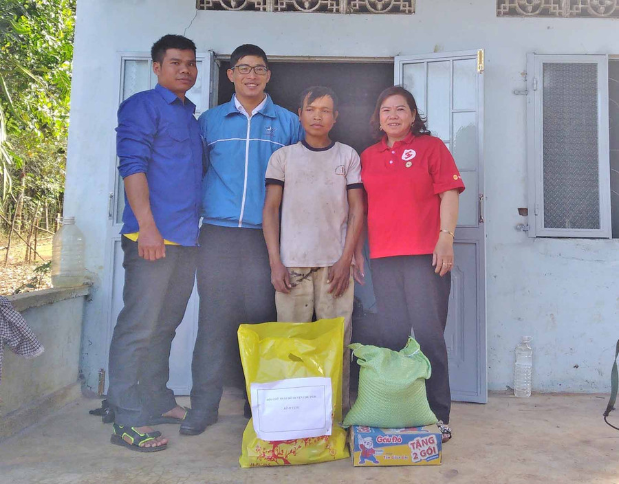Trao quà cho gia đình thanh niên khó khăn