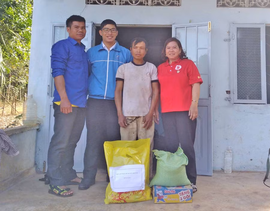 Trao quà cho gia đình thanh niên khó khăn