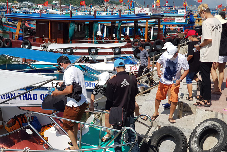 Du khách xuống ca nô đi tham quan Vịnh Nha Trang sáng mùng 6 Tết