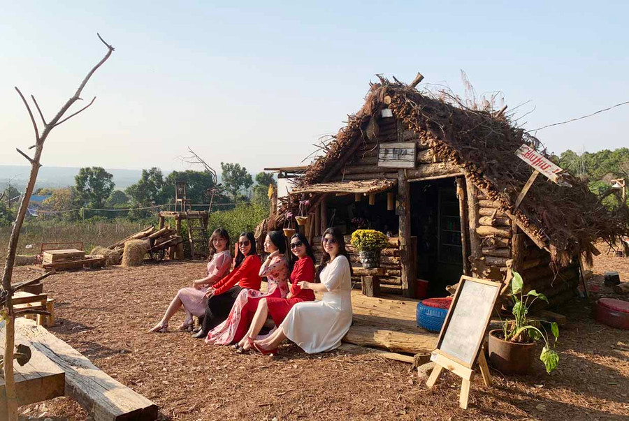 Du khách đến tham quan và chụp ảnh tại quán cà phê Chill Hill bên cạnh Biển Hồ. Ảnh: Phương Vi