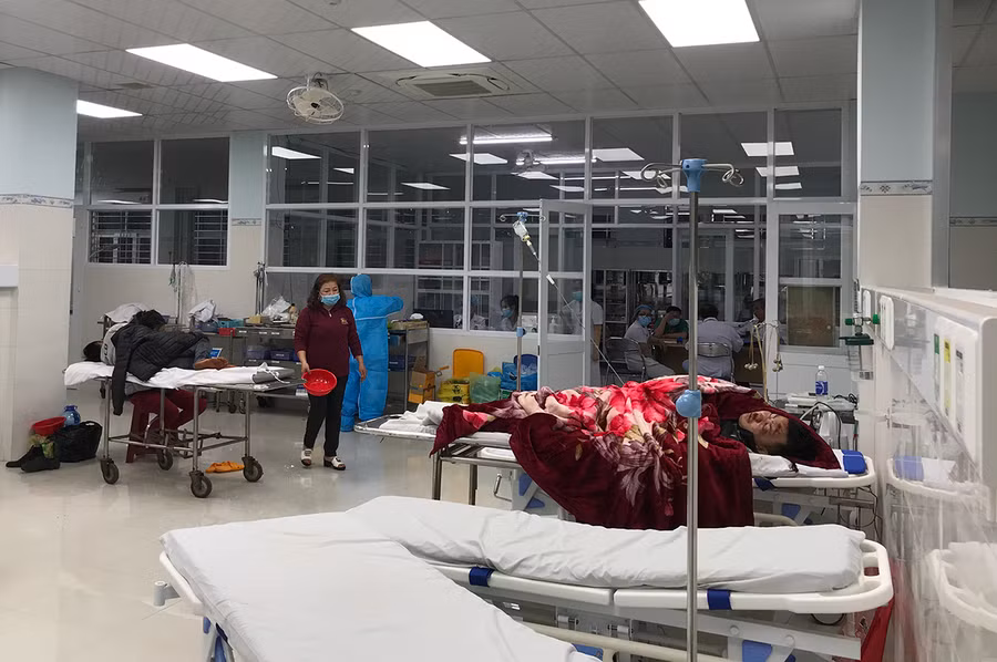  Anh Châu được đưa đi cấp cứu ở Bệnh viện Đa khoa tỉnh Gia Lai với vết thương ở vùng bụng. Ảnh: Văn Ngọc