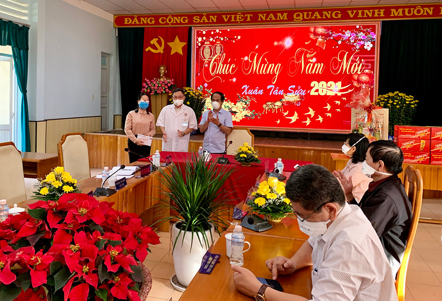 Chủ tịch UBND tỉnh Võ Ngọc Thành tặng quà lãnh đạo Bệnh viện Đa khoa tỉnh Gia Lai. Ảnh: Như Nguyện Chủ tịch UBND tỉnh Võ Ngọc Thành trao quà đến lãnh đạo Bệnh viện Đa khoa tỉnh Gia Lai. Ảnh: Như Nguyện