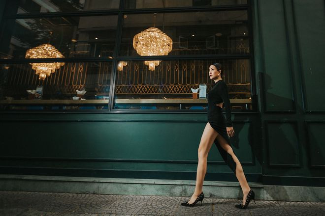  Cựu thành viên nhóm Tứ ca Ngẫu Nhiên khiến công chúng trầm trồ khi diện thiết kế xẻ cao, khoét lưng khoe đôi chân dài đáng mơ ước. Màu sắc ưa thích của cô là đen nên hầu hết trang phục đều tông màu này. Chung Vũ Thanh Uyên chia sẻ chỉ khi diện trang phục ưa thích cô mới trở nên thoải mái và tự tin nhất - Ảnh: Tuấn Phạm