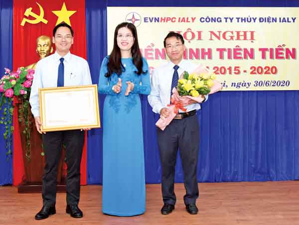 Bà Trần Lệ Nhung-Chủ tịch Liên đoàn Lao động tỉnh, Phó Chủ tịch Hội đồng thi đua-Khen thưởng tỉnh trao bằng khen của Thủ tướng Chính phủ cho Công ty Thủy điện Ia Ly. Ảnh: Đông Phong