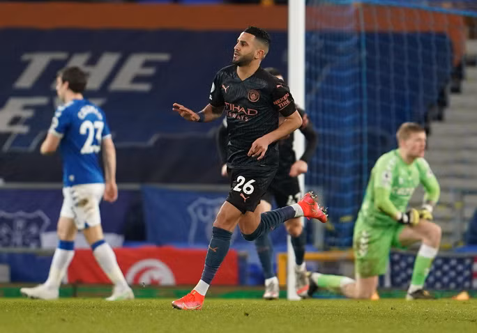 Riyad Mahrez đánh bại thủ môn Jordan Pickford