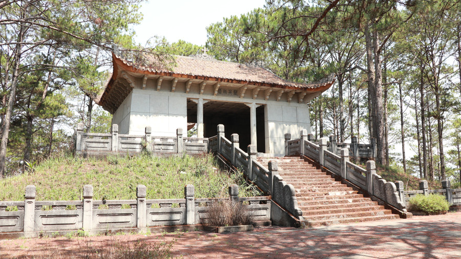 Hình ảnh toàn bộ phần lăng chính Quận công Nguyễn Hữu Hào - Cha của Nam Phương Hoàng hậu. Được biết, Nguyễn Hữu Hào quê tại huyện Gò Công (tỉnh Tiền Giang), sinh ra trong một gia đình khá giả. Về sau ông lấy con gái của đại điền chủ Huyện Sỹ - Lê Phát Đạt là bà Lê Thị Bình. Năm 1914, hai người sinh được người con gái là Nguyễn Thị Lan - người có nhan sắc hơn người, thông minh, học rộng, có bằng Tú tài toàn phần năm 18 tuổi, thuộc diện nữ giới học cao bậc nhất đất Nam kỳ bấy giờ nên đã được Vua Bảo Đại cưới làm vợ, tấn phong làm Nam Phương Hoàng hậu. Hình ảnh toàn bộ phần lăng chính Quận công Nguyễn Hữu Hào - Cha của Nam Phương Hoàng hậu. Được biết, Nguyễn Hữu Hào quê tại huyện Gò Công (tỉnh Tiền Giang), sinh ra trong một gia đình khá giả. Về sau ông lấy con gái của đại điền chủ Huyện Sỹ - Lê Phát Đạt là bà Lê Thị Bình. Năm 1914, hai người sinh được người con gái là Nguyễn Thị Lan - người có nhan sắc hơn người, thông minh, học rộng, có bằng Tú tài toàn phần năm 18 tuổi, thuộc diện nữ giới học cao bậc nhất đất Nam kỳ bấy giờ nên đã được Vua Bảo Đại cưới làm vợ, tấn phong làm Nam Phương Hoàng hậu.