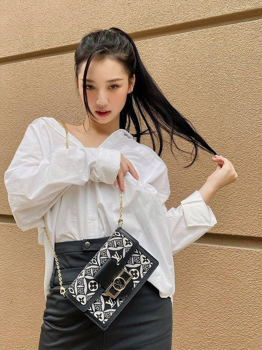 Amee chia sẻ, cô dành gần hết thời gian cho công việc. Lịch trình dày đặc, nữ ca sĩ thường xuyên phải diễn hai show một ngày. Nhiều khán giả cho rằng, đi diễn quá nhiều khiến Amee không có thời gian nghỉ ngơi, dẫn đến việc hát live còn yếu và chênh, phô ở một vài chương trình âm nhạc. Ảnh: FB NV.