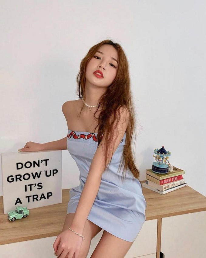 Đôi khi, cô cũng không ngại diện những bộ cánh gợi cảm, khoe cơ thể đầy sức sống. Ảnh: FB NV. Cô nàng cũng được nhận xét là thon gọn hơn so với thời điểm mới ra mắt. Ảnh: FB NV.