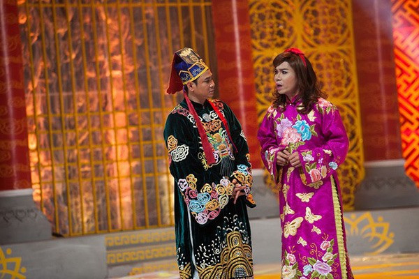 Năm 2015, mái tóc xoăn nhẹ cùng bộ áo dài in hình cánh bướm khiến "cô Đẩu" trở nên kiêu sa hơn. Ảnh: VFC. Năm 2016, Bắc Đẩu diện bộ trang phục đỏ nổi bật và mái tóc buộc một bên. Có thể thấy những tạo hình của NSND Công Lý với nhân vật