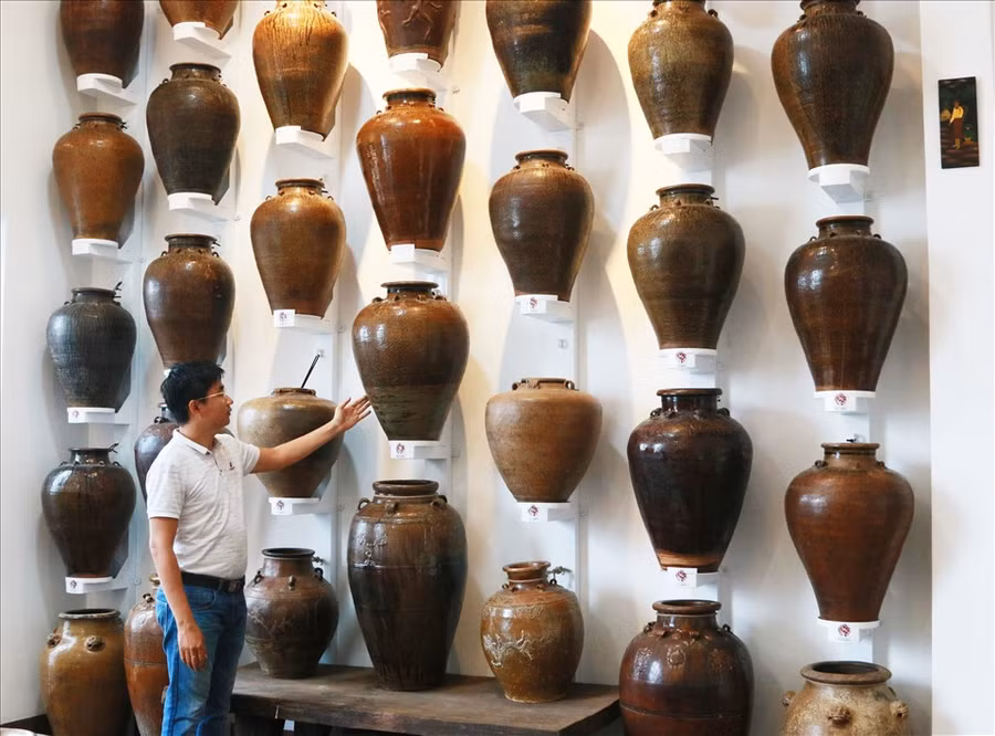 Những chiếc choé cổ tây nguyên cổ xưa của Việt Nam trong 2000 năm lịch sử được anh Luân sắp xếp ngay ngắn, trực quan thành một bức tường Choé độc đáo để giới thiệu với các bạn bè, đối tác, khách hàng...có niềm đam mê, muốn tìm hiểu về văn hoá nghệ thuật Tây Nguyên. Ảnh: Bảo Trung