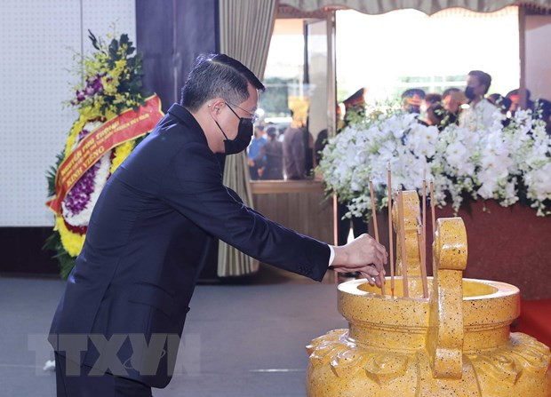 Bí thư Trung ương Đảng, Chánh Văn phòng Trung ương Đảng Lê Minh Hưng viếng nguyên Phó Thủ tướng Trương Vĩnh Trọng. (Ảnh: Thống Nhất/TTXVN) Bí thư Trung ương Đảng, Chánh Văn phòng Trung ương Đảng Lê Minh Hưng viếng nguyên Phó Thủ tướng Trương Vĩnh Trọng. (Ảnh: Thống Nhất/TTXVN)