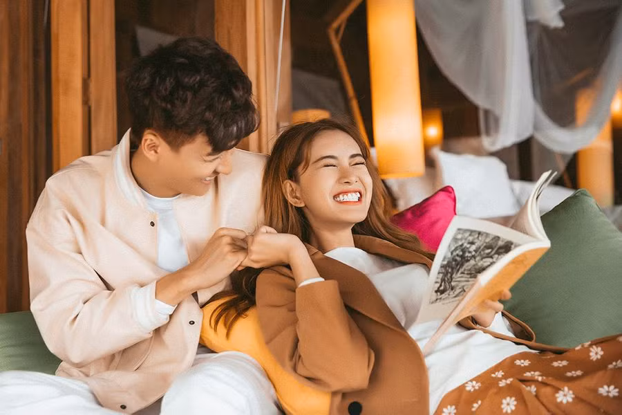 Trâm Ngô cho biết trước đây cũng từng tham gia vài MV ca nhạc nhưng luôn phải đau khổ, khóc lóc. Đây là sản phẩm đầu tiên được đóng toàn cảnh lãng mạn cùng nam ca sĩ Ngô Kiến Huy- Ảnh: NVCC