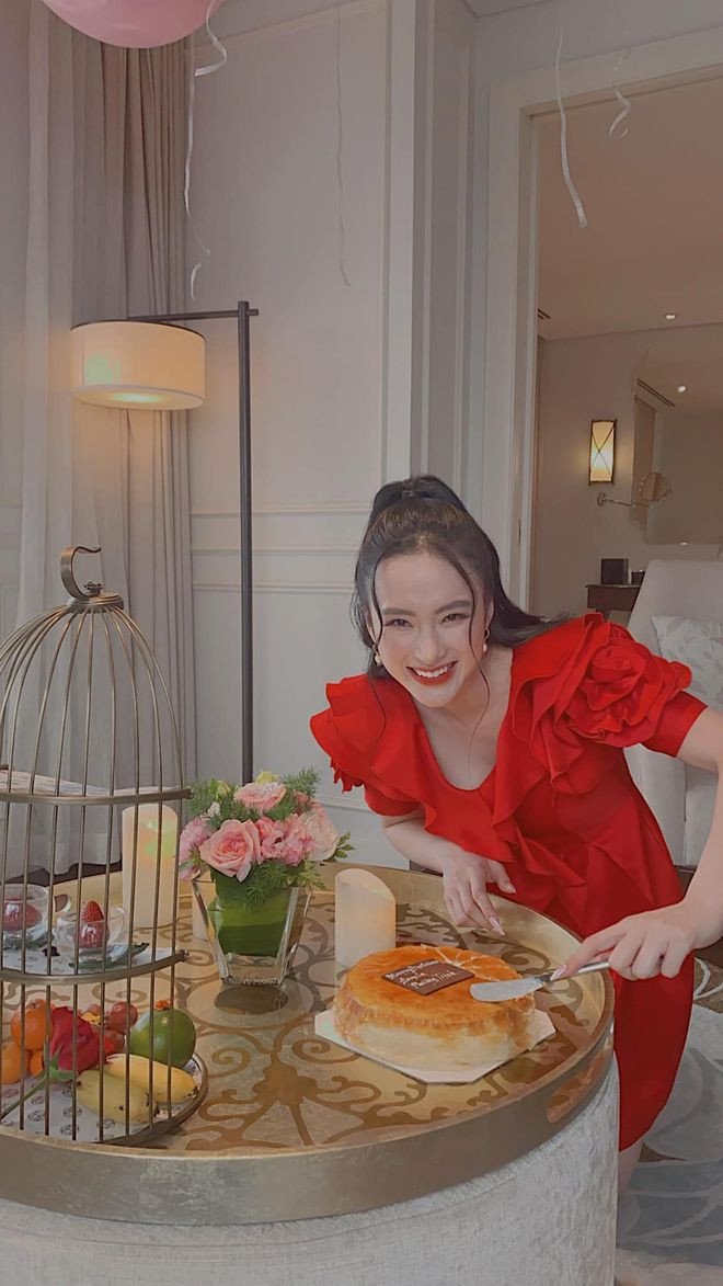 Angela Phương Trinh vừa đăng tải loạt hình ảnh mới trong tiệc sinh nhật của mình. Trong ảnh, người đẹp sinh năm 1995 diện thiết kế váy đỏ khoe nhan sắc rạng rỡ. Cô bất ngờ khi được một số bạn bè, đồng nghiệp tặng hoa và bánh trong dịp ý nghĩa này ẢNH: FBNV