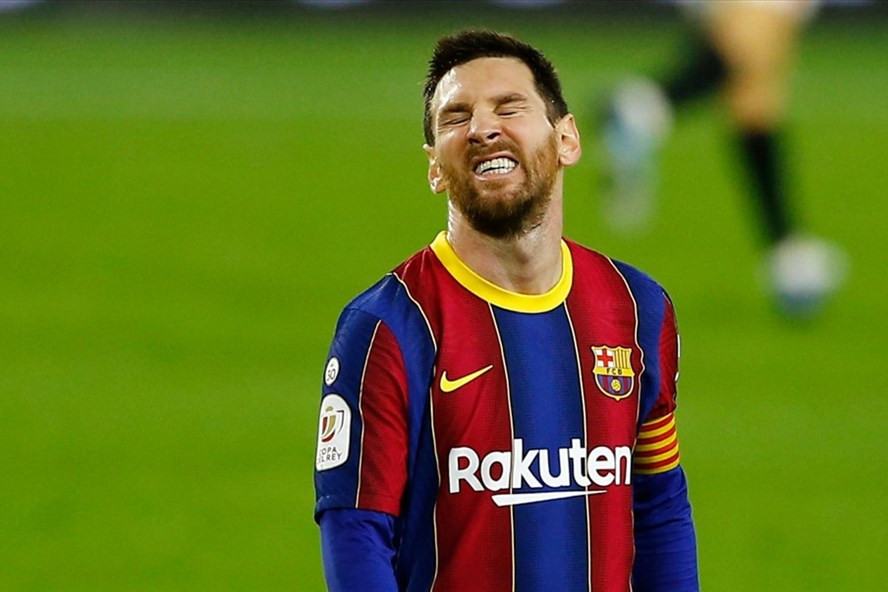 Lionel Messi không thể vui với thành tích cá nhân khi Barcelona lại thất bại nặng nề. Ảnh: AFP