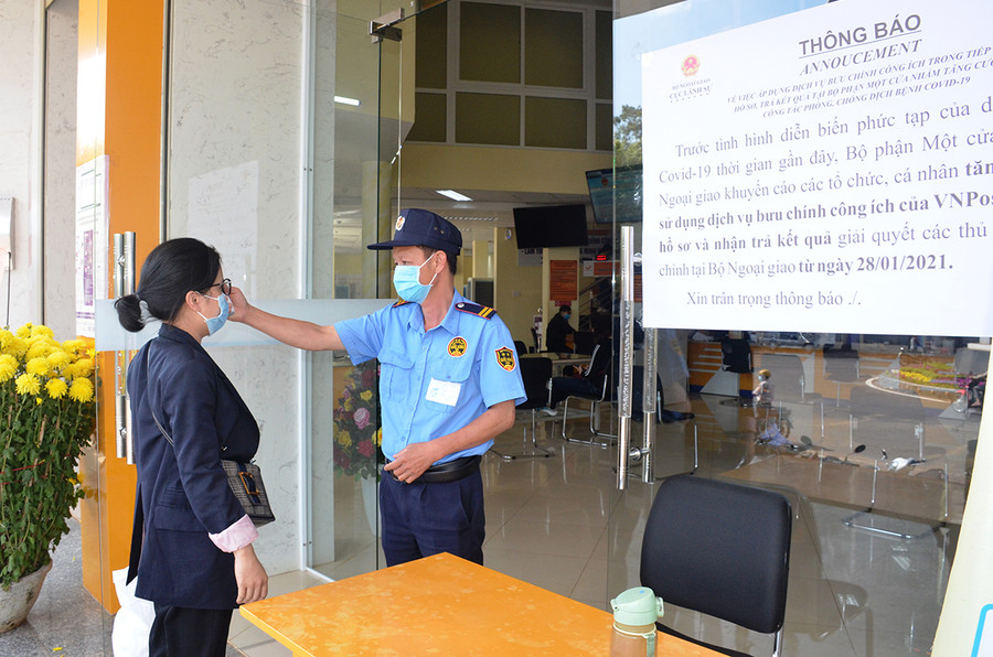 Người dân đến liên hệ công việc tại Trung tâm Phục vụ hành chính công đều phải đo thận nhiệt, rửa tay sát khuẩn. Ảnh: Vĩnh Hoàng Người dân đến liên hệ công việc tại Trung tâm Phục vụ hành chính công đều phải đo thận nhiệt, rửa tay sát khuẩn. Ảnh: Vĩnh Hoàng