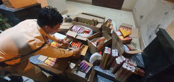 Cơ quan chức năng bắt giữ một vụ vận chuyển, mua bán pháo lậu dịp cận tết- Ảnh: Huy Đạt