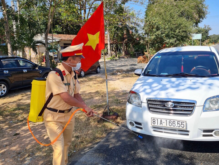 Lực lượng chức năng phun khử khuẩn phương tiện tại chốt xã Chư Ngọc, huyện Krông Pa