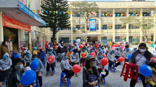 Tất cả những người đến nhận quà Tết đều đeo khẩu trang phòng dịch Covid-19 ẢNH: LÂM VIÊN