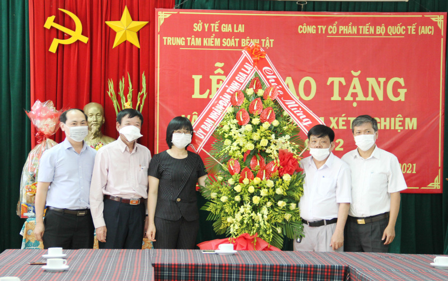 Phó Chủ tịch UBND tỉnh NGuyễn Thị Thanh Lịch tặng lẵng hoa chúc mừng tập thể cán bộ nhân viên CDC Gia Lai. Ảnh: Như Nguyện