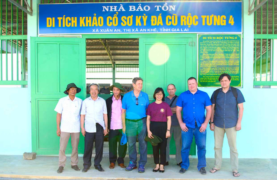 Thị xã An Khê đã xây dựng nhà bảo tồn ngoài trời, nhằm bảo vệ tại chỗ hố khai quật. Đồng thời, làm điểm tham quan, nghiên cứu, học tập, giới thiệu cho du khách. Ảnh: Ngọc Minh