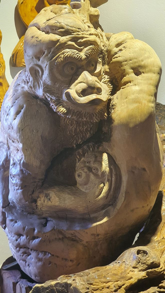 Tác phẩm khỉ mẹ ôm lấy khỉ con trước môi trường bị tàn phá.