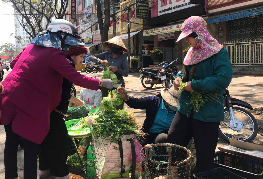 Không khí mua bán tại Trung tâm Thương mại Pleiku rất vui vẻ, thân tình. Ảnh: Trần Dung Không khí mua bán tại Trung tâm Thương mại Pleiku rất vui vẻ, thân tình. Ảnh: Trần Dung