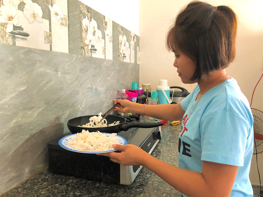 Chị Trần Thị Thu Huyền (tổ 9, thị trấn Kbang) làm món mứt dừa cho ngày Tết. Ảnh: Nguyễn Giang Chị Trần Thị Thu Huyền làm món mứt dừa cho ngày Tết. Ảnh: Nguyễn Giang