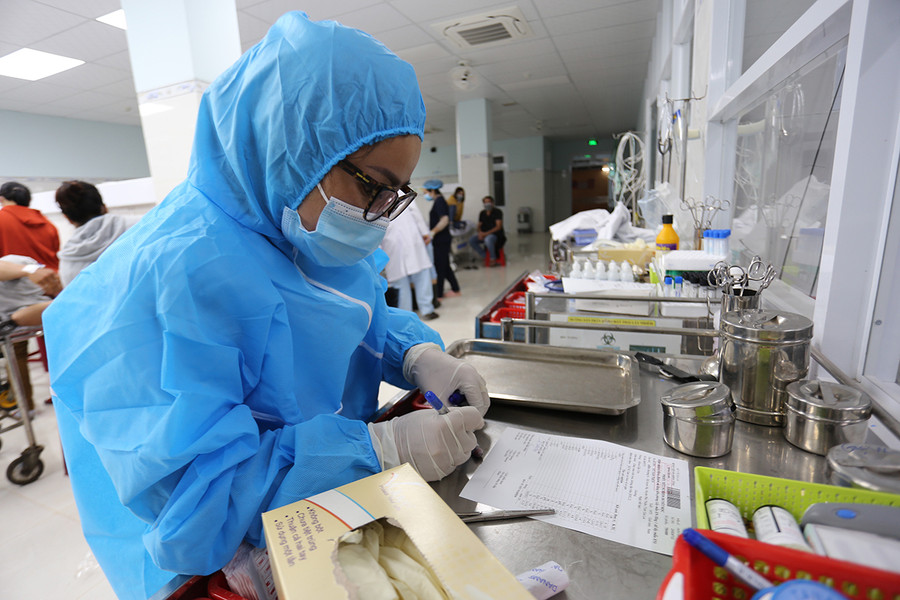 Các nhân viên y tế phải đảm bảo an toàn phòng dịch. Ảnh: Văn Ngọc Các nhân viên y tế phải đảm bảo an toàn phòng dịch. Ảnh: Văn Ngọc