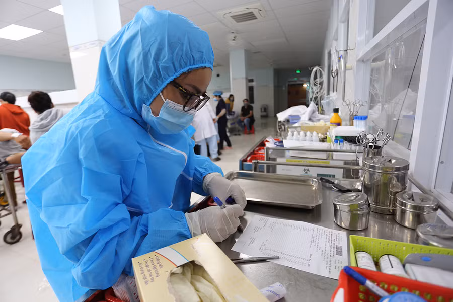 Các nhân viên y tế phải đảm bảo an toàn phòng dịch. Ảnh: Văn Ngọc