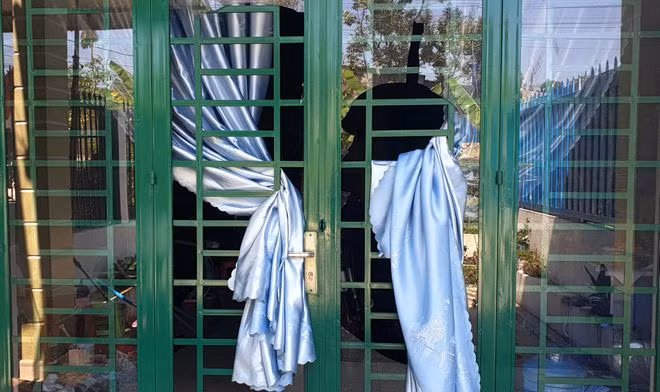 Người dân địa phương cùng cơ quan chức năng phá cửa cứu vợ và 2 con nhỏ của Duy ra ngoài an toàn