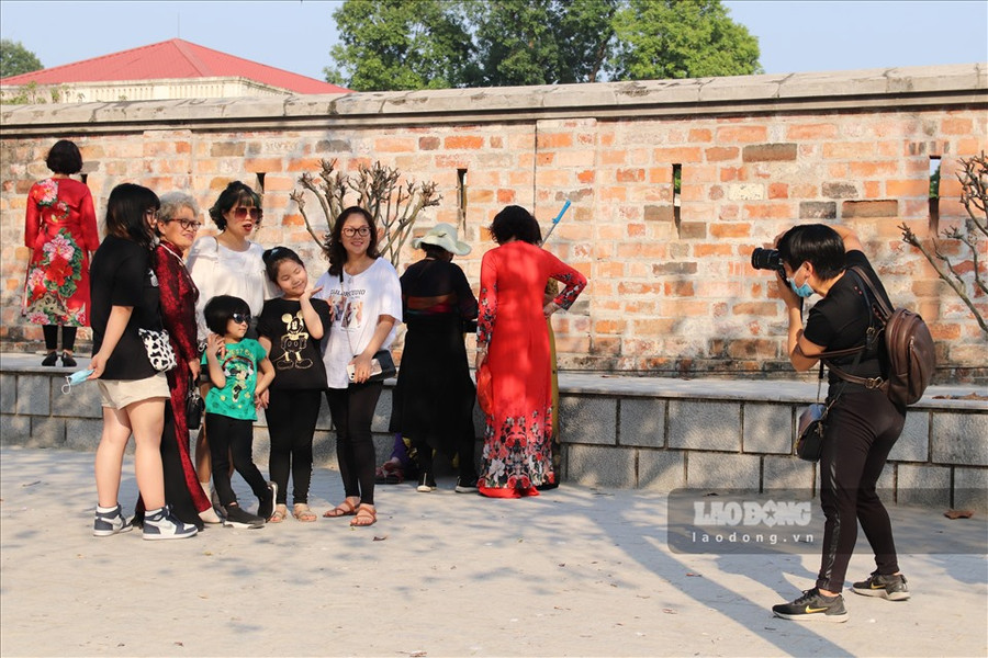  Một số gia đình thuê thêm thợ chụp ảnh để lưu giữ khoảnh khắc tuyệt đẹp mùa hoa ban nở.