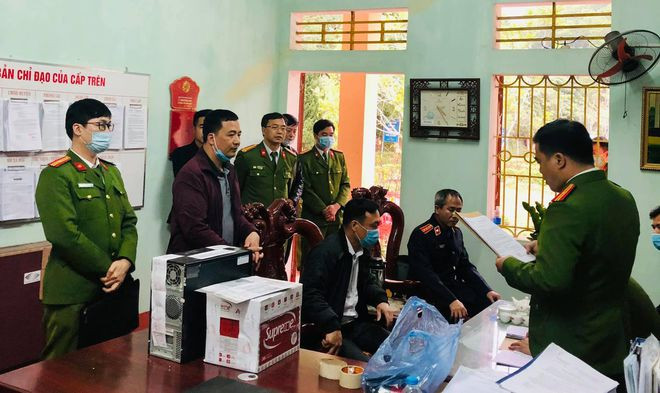 Công an tỉnh Tuyên Quang đọc lệnh bắt đối với ông Vũ Cảnh Phương - Ảnh Lệ Quyên  Công an tỉnh Tuyên Quang đọc lệnh bắt đối với ông Vũ Cảnh Phương - Ảnh Lệ Quyên