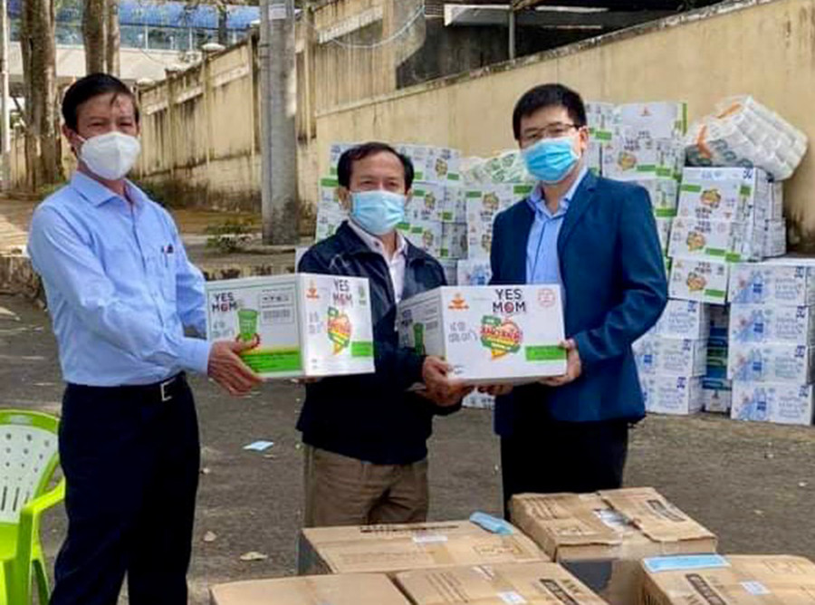 Đại diện VietinBank Gia Lai phát động cán bộ, nhân viên toàn chi nhánh quyên góp gần 30 triệu đồng mua nhu yếu phẩm chia sẻ với các y bác sĩ, bệnh nhân tại Bệnh viện Đa khoa tỉnh. Ảnh: Như Nguyện